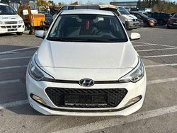 Weiß Gebraucht 2017 Hyundai i20 Classic Limousine | 6.999 € (Guter Preis)