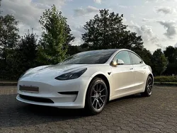 Weiß Gebraucht 2021 Tesla Model 3 Standard Range Plus Limousine | 29.550 € (Etwas zu teuer)