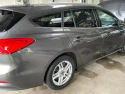 Grau Gebraucht 2019 Ford Focus Kombi | 13.500 € (Guter Preis)