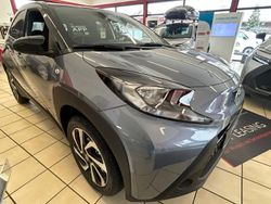 Urban khaki, dach mysticschwar Gebraucht 2024 Toyota Aygo Team Kleinwagen | 18.690 €