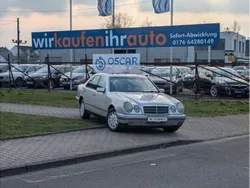 Silber (metallic) Gebraucht 1997 Mercedes E230 Elegance Limousine | 5.999 €