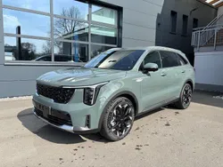 City scape green metallic Neu 2025 Kia Sorento Platinum SUV | 63.990 € (Etwas zu teuer)