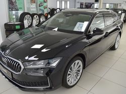 Onyxschwarz metallic Gebraucht 2024 Skoda Superb Selection Kombi | 41.980 €