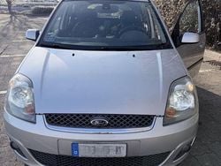 Silber Gebraucht 2005 Ford Fiesta Ghia Limousine | 2.960 € (Fairer Preis)