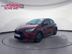 Rot Gebraucht 2020 Toyota Yaris Hybrid Club Limousine | 18.490 € (Fairer Preis)