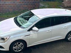 Weiß Gebraucht 2017 Renault Mégane GrandTour Kombi | 13.200 €