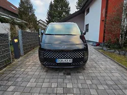 Braun Gebraucht 2024 Hyundai Staria Van | 51.200 € (Etwas zu teuer)