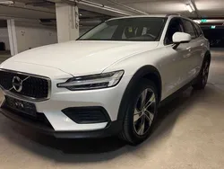 Ice white Gebraucht 2021 Volvo V60 CC Pro Kombi | 31.985 € (Fairer Preis)