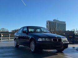 Blau Gebraucht 1998 BMW 316 Limousine | 4.000 € (Teuer)