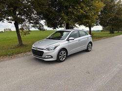 Silber Gebraucht 2015 Hyundai i20 YES! Silver Kleinwagen | 5.990 € (Fairer Preis)