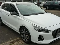 Weiß Gebraucht 2017 Hyundai i30 Intro Edition Limousine | 10.950 € (Fairer Preis)