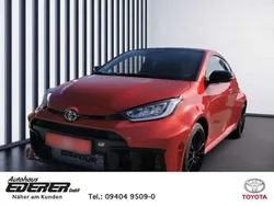 Karminarot metallic Neu 2024 Toyota Yaris Limousine | 48.950 € (Fairer Preis)