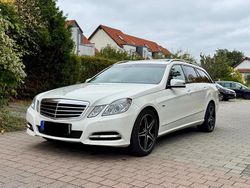 Weiß Gebraucht 2011 Mercedes E200 Avantgarde Kombi | 11.700 € (Fairer Preis)
