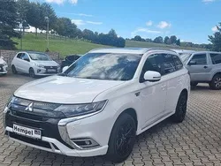 Perlmuttweiß Gebraucht 2019 Mitsubishi Outlander P-HEV Top SUV | 24.990 € (Fairer Preis)