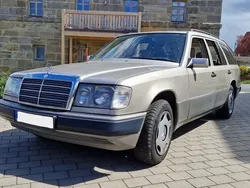 Beige Gebraucht 1993 Mercedes E200 Limousine | 3.500 €