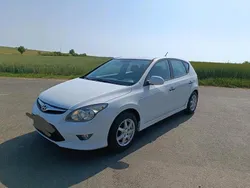 Weiß Gebraucht 2011 Hyundai i30 Comfort Limousine | 2.599 € (Superpreis)