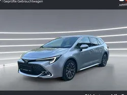 Shimmering silver Gebraucht 2024 Toyota Corolla Basis Kombi | 27.990 € (Fairer Preis)
