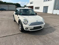 Weiß Gebraucht 2009 Mini Cooper Kleinwagen | 4.300 €