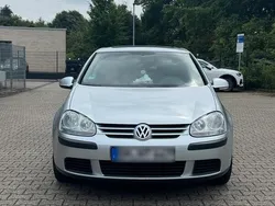 Grau Gebraucht 2005 VW Golf V Kleinwagen | 4.900 €