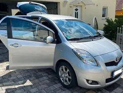 Silber Gebraucht 2011 Toyota Yaris Cool Kleinwagen | 7.999 €