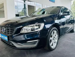 Blau Gebraucht 2018 Volvo V60 Momentum Kombi | 19.840 € (Fairer Preis)