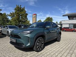 Ever rest green metallic Neu 2025 Toyota Yaris Cross SUV | 31.790 € (Etwas zu teuer)