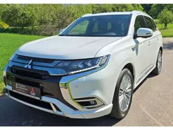 Perlmuttweiß (metallic) Gebraucht 2019 Mitsubishi Outlander P-HEV Top SUV | 20.500 € (Fairer Preis)