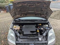 Silber Gebraucht 2002 Ford Fiesta Limousine | 700 € (Fairer Preis)