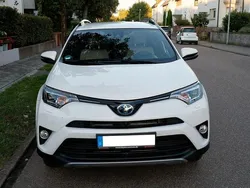 Weiß Gebraucht 2018 Toyota RAV4 Hybrid Executive SUV | 24.950 € (Etwas zu teuer)