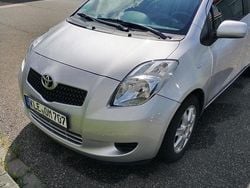 Grau Gebraucht 2007 Toyota Yaris Cool Limousine | 2.700 € (Fairer Preis)