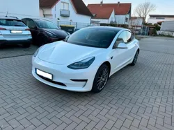 Weiß Gebraucht 2022 Tesla Model 3 Limousine | 30.400 € (Teuer)