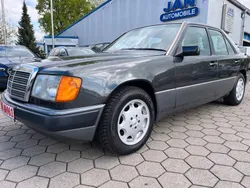 Grau Gebraucht 1990 Mercedes E230 Limousine | 14.990 €