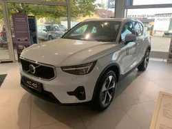 Blau Neu 2024 Volvo XC40 Core SUV | 43.900 € (Etwas zu teuer)