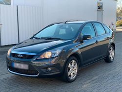 Grau Gebraucht 2009 Ford Focus Limousine | 3.150 € (Etwas zu teuer)