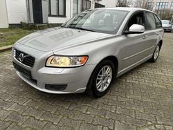 Silver / metallic Gebraucht 2011 Volvo V50 Business Edition Kombi | 3.100 € (Fairer Preis)