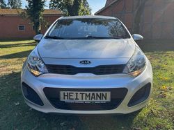 Brilliantsilber met. Gebraucht 2012 Kia Rio Edition 7 Kleinwagen | 6.500 € (Teuer)