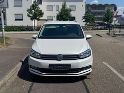 Weiß Gebraucht 2017 VW Touran Highline Van / Kleinbus | 8.990 € (Fairer Preis)