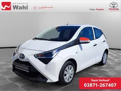Weiss Gebraucht 2021 Toyota Aygo Kleinwagen | 11.049 € (Etwas zu teuer)
