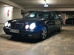 Schwarz Gebraucht 2002 Mercedes E430 Avantgarde Limousine | 6.900 €