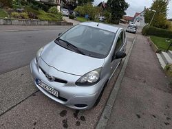 Grau Gebraucht 2010 Toyota Aygo Kleinwagen | 1.000 €