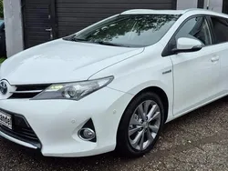 Weiß Gebraucht 2013 Toyota Auris Touring Sports Life+ Kombi | 8.490 € (Fairer Preis)