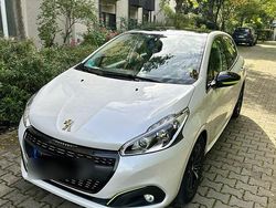 Weiß Gebraucht 2015 Peugeot 208 Kleinwagen | 6.500 € (Etwas zu teuer)