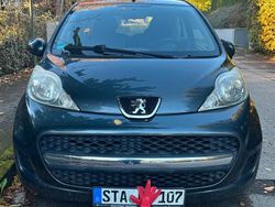 Grau Gebraucht 2010 Peugeot 107 Kleinwagen | 2.150 €