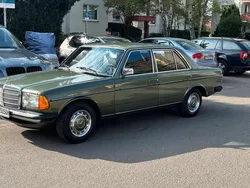 Grün Gebraucht 1983 Mercedes E250 Limousine | 7.930 €