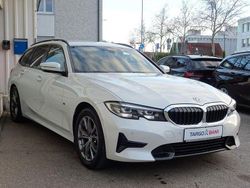 Weiß Gebraucht 2022 BMW 320 Sport Line Kombi | 25.950 € (Guter Preis)