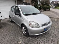 Grau Gebraucht 1999 Toyota Yaris Kleinwagen | 2.790 € (Fairer Preis)