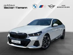 Alpinweiß uni Gebraucht 2023 BMW 520 M Sport Limousine | 55.706 € (Fairer Preis)