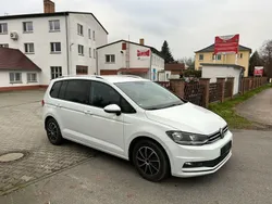 Weiß Gebraucht 2018 VW Touran Sound Van / Kleinbus | 8.900 €