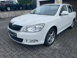 Weiß Gebraucht 2010 Skoda Octavia Kombi | 3.250 €
