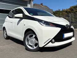 Weiß Gebraucht 2016 Toyota Aygo X-play Kleinwagen | 7.490 € (Fairer Preis)